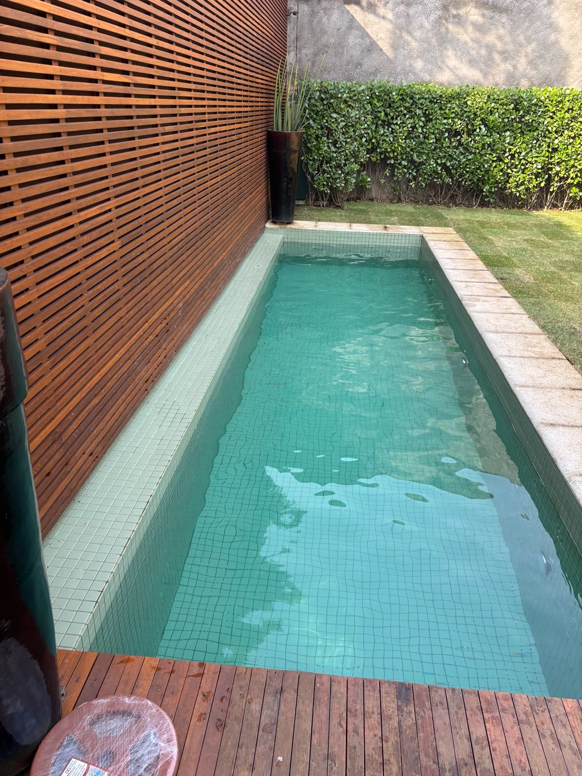 A mesma piscina com água cristalina depois da manutenção da RC Piscinas