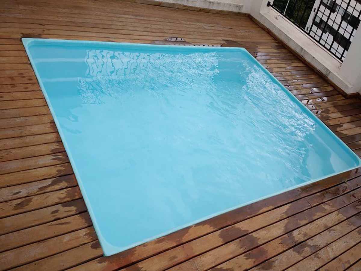 Equipe da RC Piscinas em manutenção